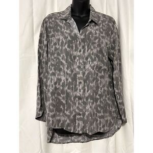 GREAT CONDITION size medium Cloth & Stone Gray Button Down Shirt 
Approximately